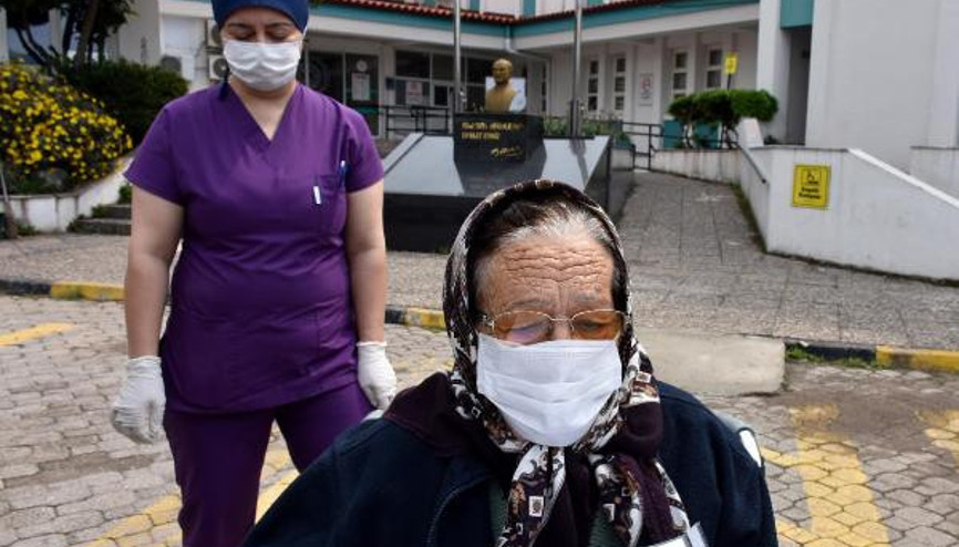 76 yaşındaki kadın koronavirüsü yendi, taburcu edildi