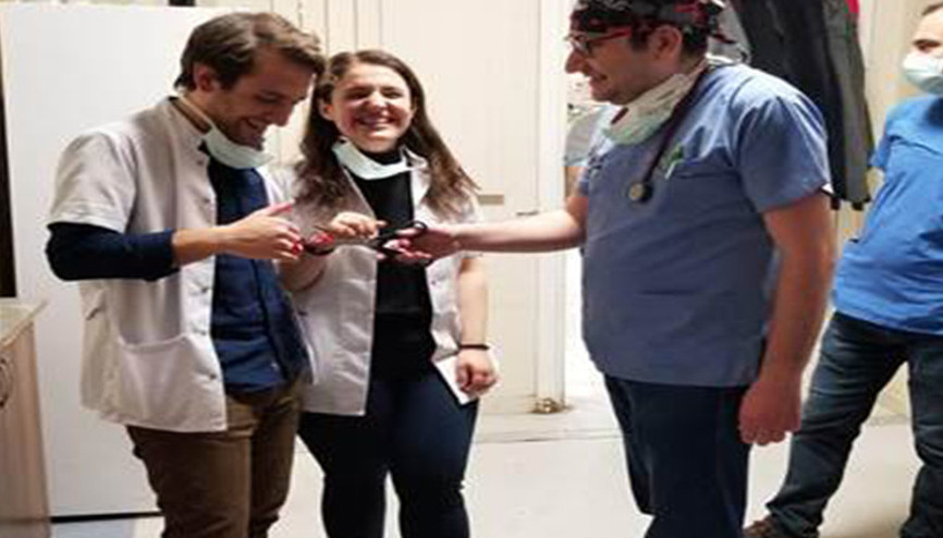 Korona mesaisi yapan doktor çift, acil serviste nişanlandı
