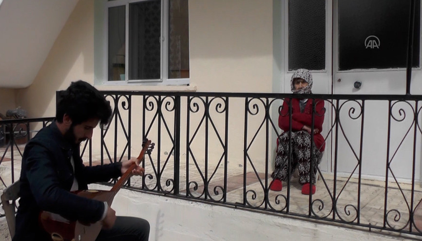 Bağlamasıyla sokak sokak dolaşıp yaşlılara konser veriyor
