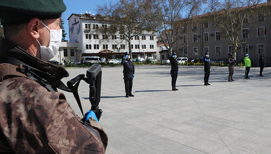 Polisten sosyal mesafeli çelenk töreni