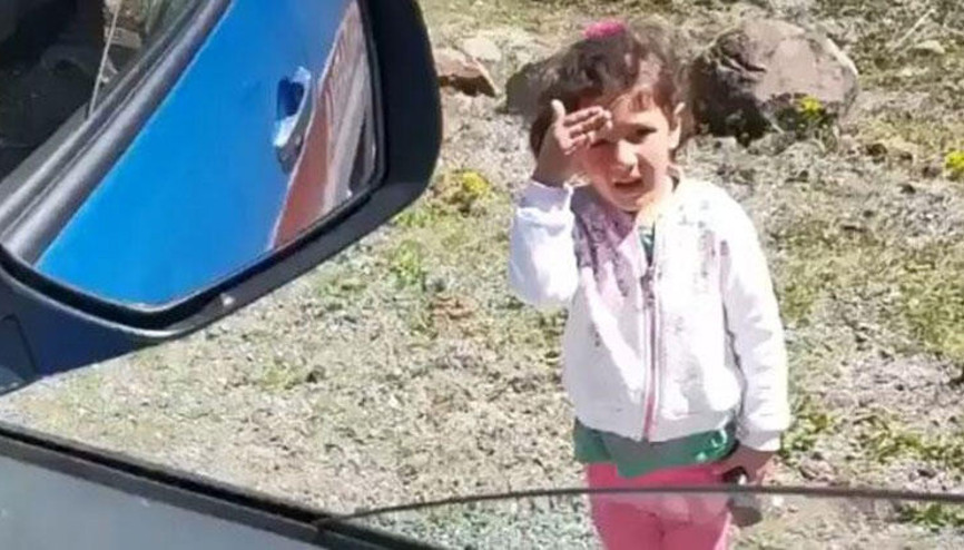 Artvinde jandarmaya selam veren minik kız yürekleri ısıttı