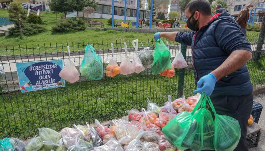 Yenimahallede ihtiyaç sahiplerine sebze ve meyve standı Yenimahallede ihtiyaç sahiplerine sebze ve meyve standı