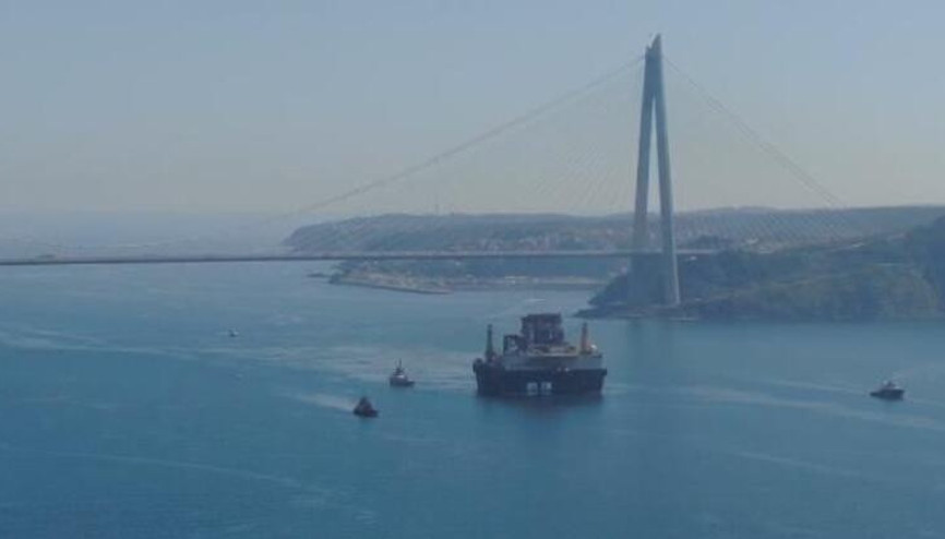 Dev petrol arama platformu Scarabeo 9 İstanbul Boğazında