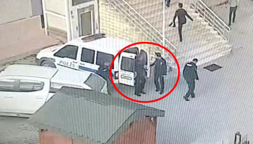 O polisler ödüllendirildi Koltuklar ıslanmasın diye... O polisler ödüllendirildi Koltuklar ıslanmasın diye...