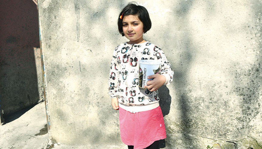 Küçük Betül kumbarasını bağışladı