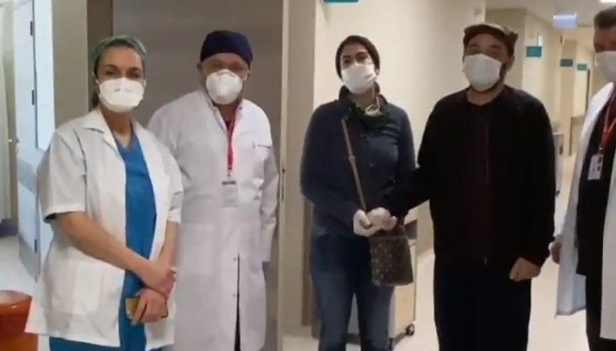 Kovid-19 tedavisi gören sunucu Burak Akkul ve eşi alkışlarla taburcu edildi