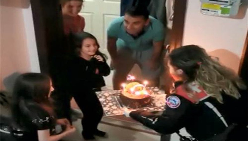Polisten evde kalan kız çocuğuna doğum günü sürprizi