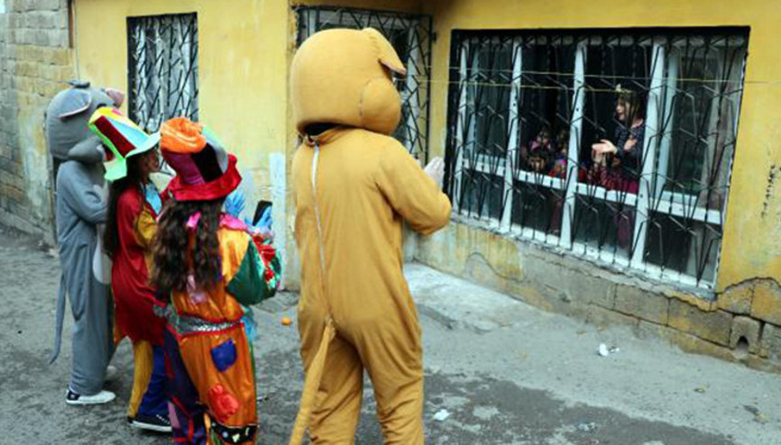 Üniversiteliler, palyaço kostümü giyerek çocukları eğlendirdiler