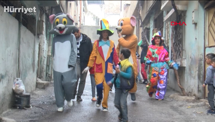 Üniversiteliler, palyaço kostümü giyerek çocukları eğlendirdiler
