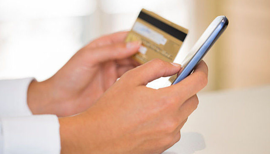 Klavyeden klavyeye tutuşuyor eller