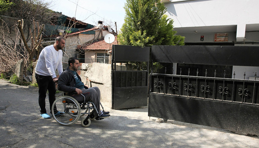Engelli genç yaptırılan asansör sayesinde 12 yıl sonra sokakla buluştu