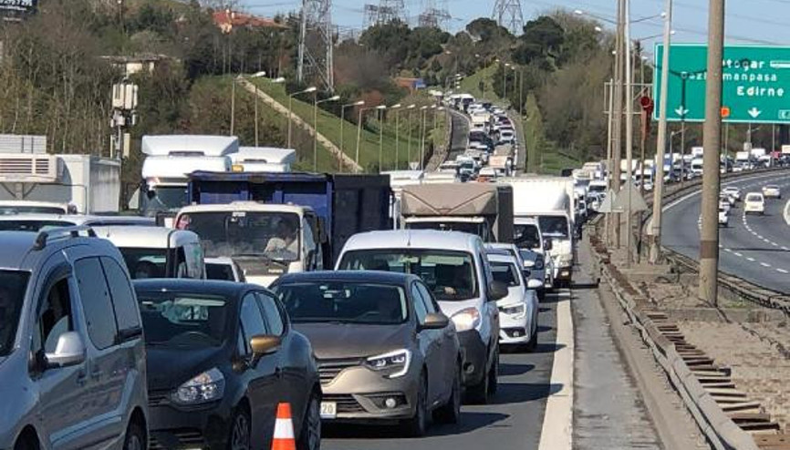 Seyrantepe TEMde zincirleme kaza trafiğe neden oldu