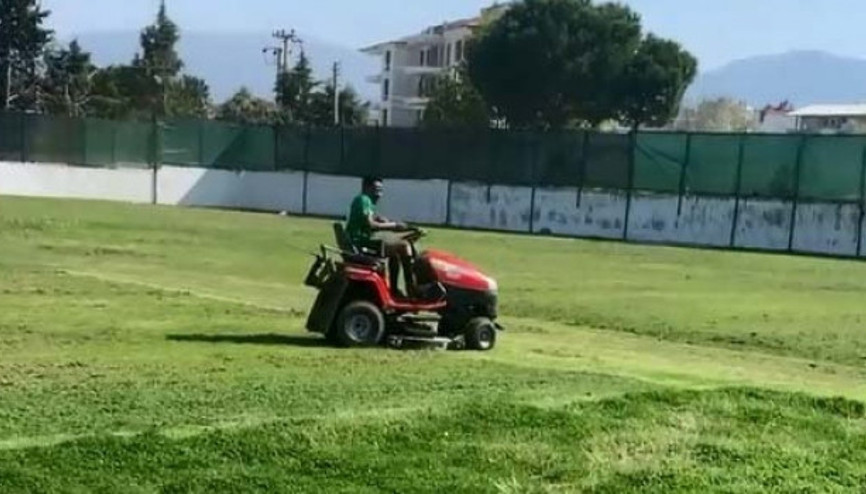 Onazi boş durmuyor Tesisin çimlerini biçti