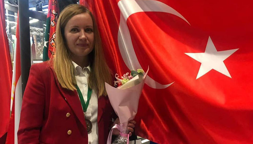 Milli satranççı Ekaterina Atalıktan Milli Dayanışma Kampanyasına destek