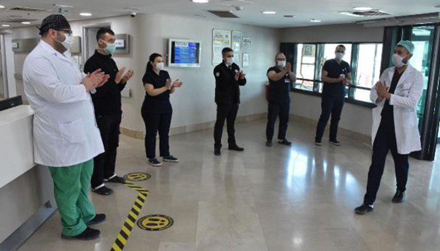 Koronavirüsü yenen hemşire, görevine alkışlarla döndü