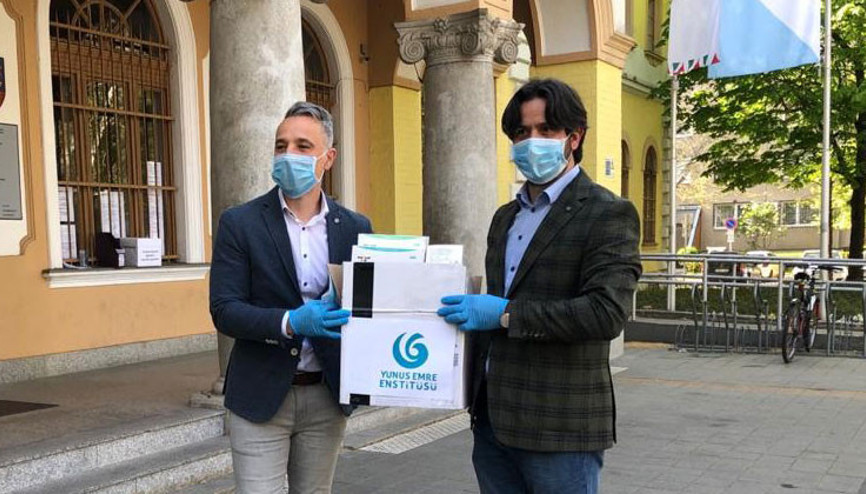YEE’den Budapeşte’de huzurevine maske ve eldiven