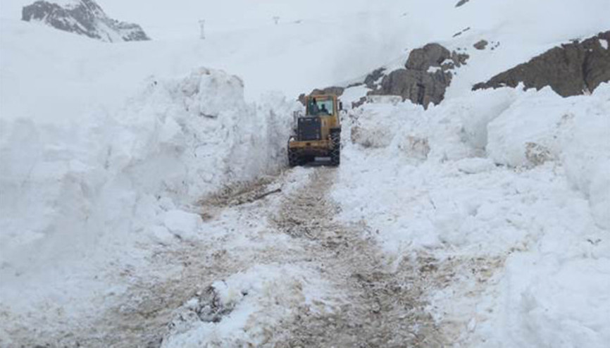 Hakkari’de 5 metreyi bulan karda yol açma çalışması