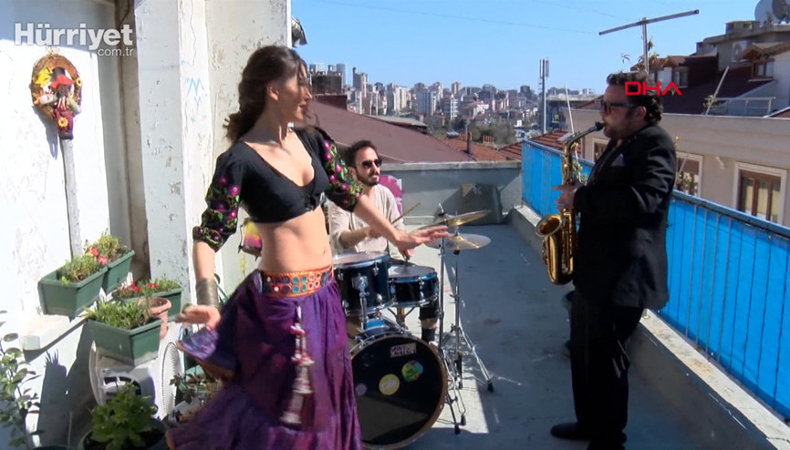 Kadıköyde terasta komşular için dansözlü konser