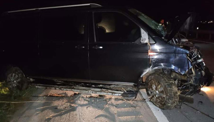 Minibüs çarptı, motosikletteki 3 kişi hayatını kaybetti