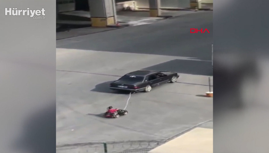 Esenyurtta akülü araçtaki çocuğunu otomobille çeken baba yakalandı