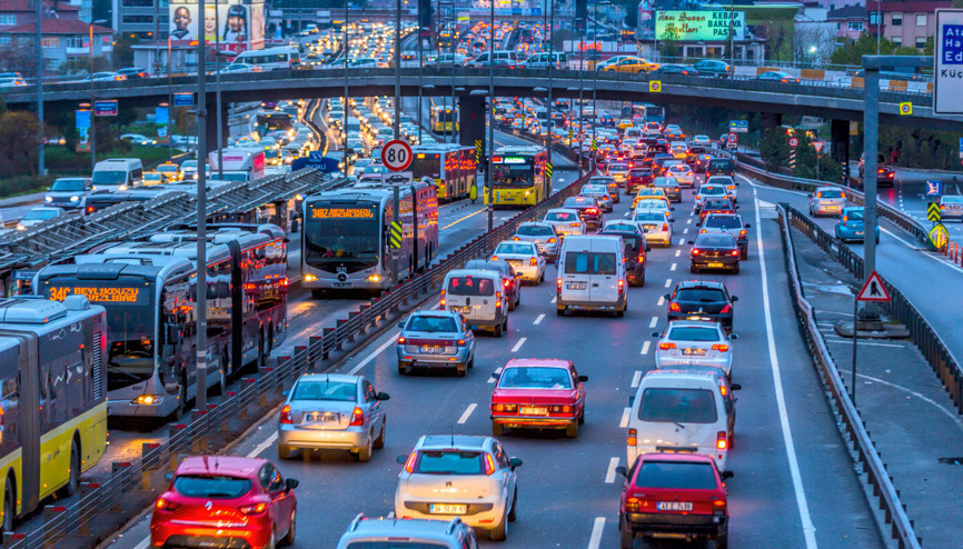Sokağa çıkma yasağı bittiğinde trafik yoğunluğu artıyor