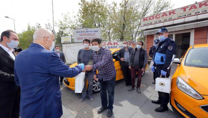 Yenimahallede toplu taşıma araçlarına maske ile dezenfektan desteği Yenimahallede toplu taşıma araçlarına maske ile dezenfektan desteği