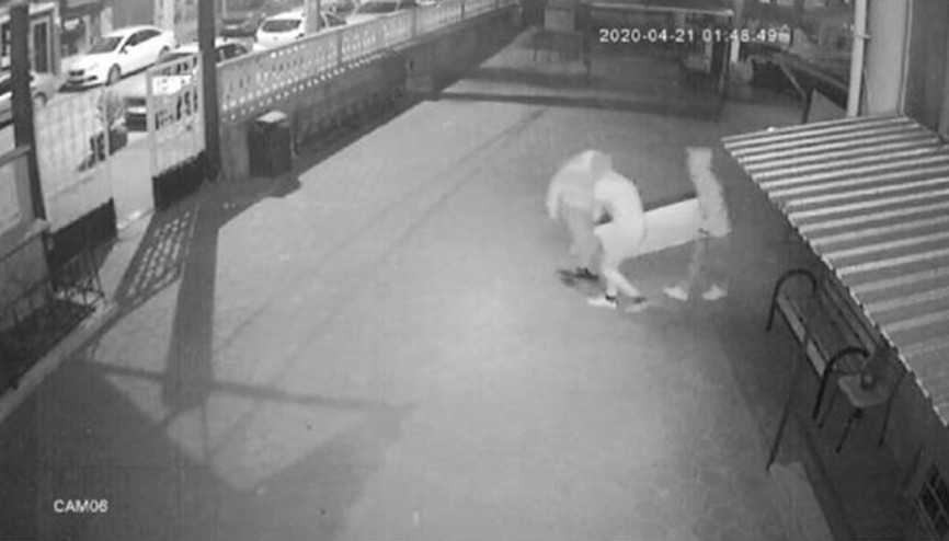 Hırsızların camideki çelik kasayı taşıma anları kamerada