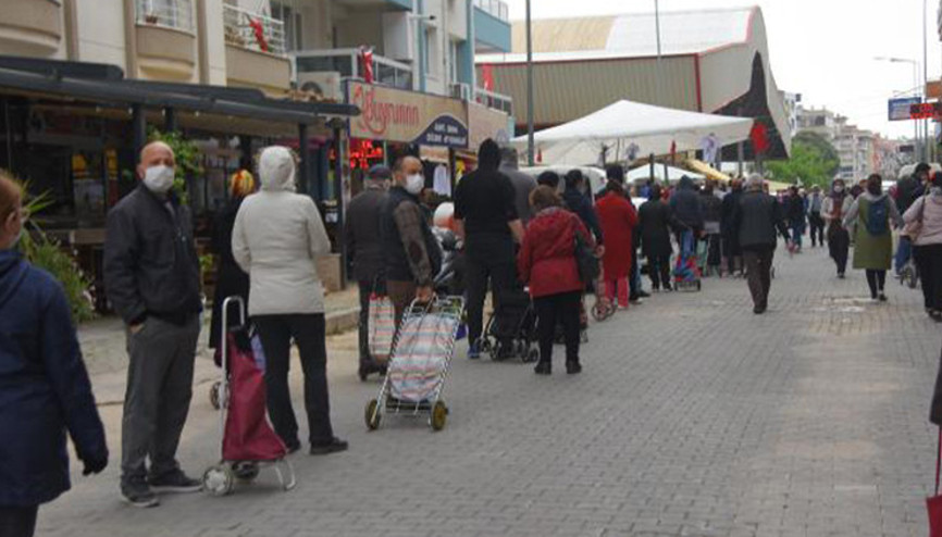 İzmir’deki pazar yerinde kuyruk oluştu