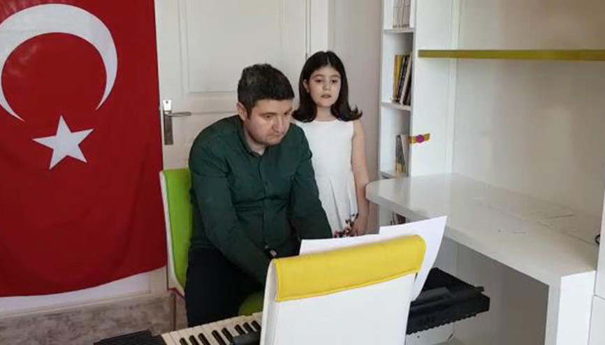 Müzik öğretmeni, kızıyla 23 Nisan şarkısı yazdı