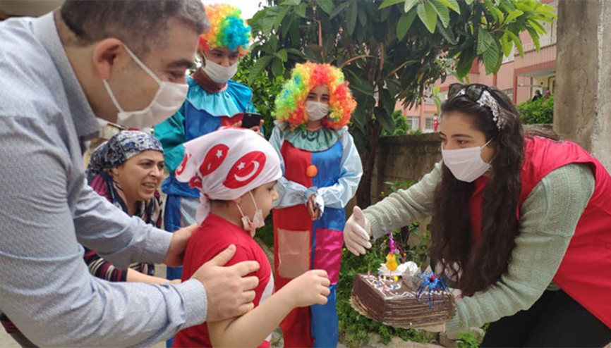 Hatayda 6 yaşına giren lösemi hastası çocuğa sürpriz doğum günü