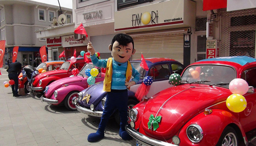 Klasik otomobil tutkunlarından evde kalan çocuklara balon ve Türk bayrağı hediyesi Klasik otomobil tutkunlarından evde kalan çocuklara balon ve Türk bayrağı hediyesi