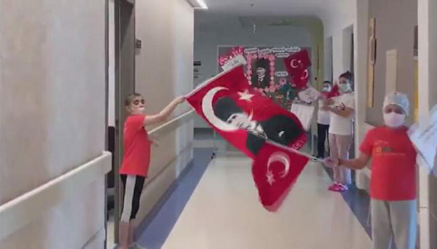 Lösemili çocuklar hastane koridorunda 23 Nisanı kutladı