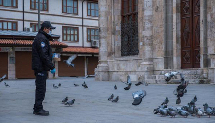 Polisler, güvercinleri besledi