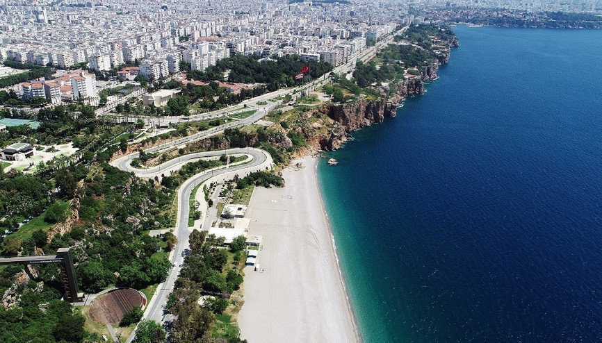 Dünyaca ünlü Konyaaltı sahili 28 gündür kapalı