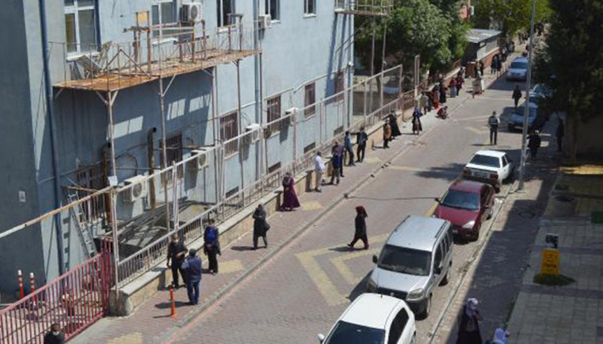 Adıymanda, PTT önünde kilometrelerce kuyruk oluştu