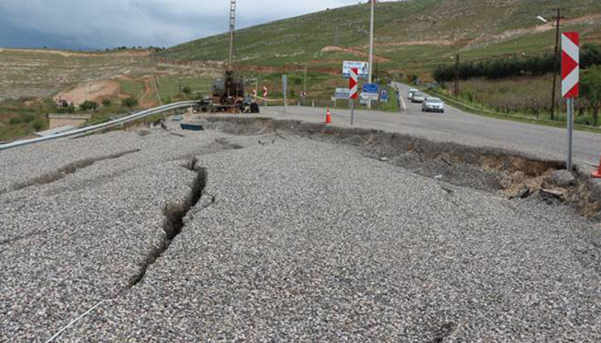 Siirtte aşırı yağışlar nedeni ile asfalt yol çöktü