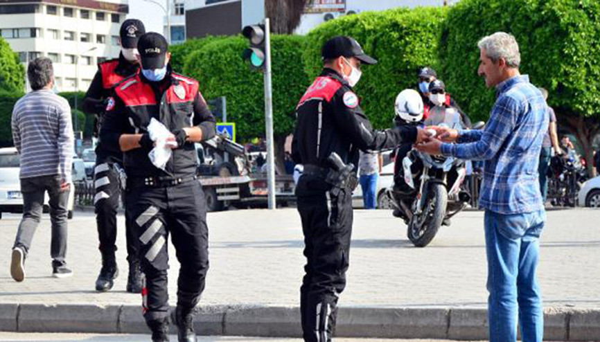 Adana polisinden maske dağıtımı