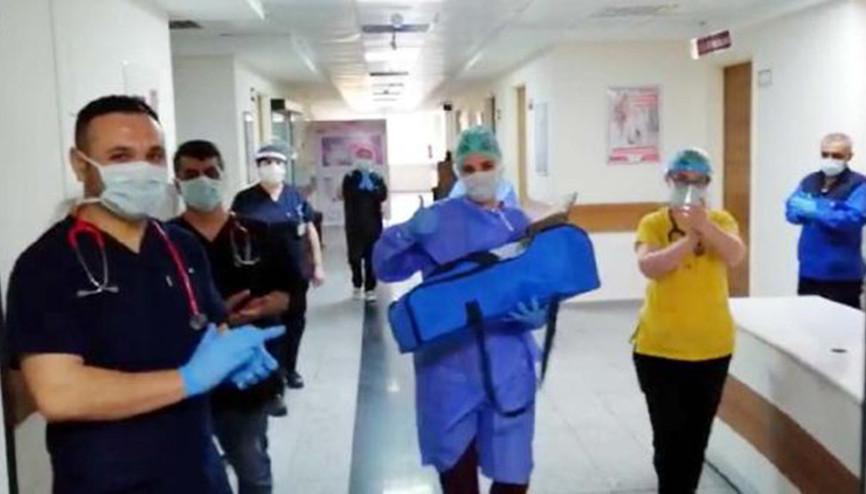 Koronavirüs tedavisi tamamlanan bebek, alkışlarla taburcu edildi