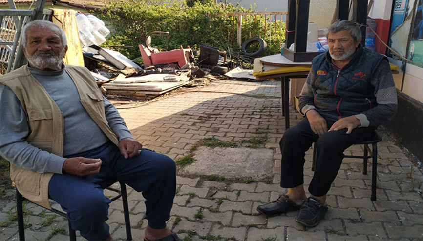 Arnavutköyde 80 yaşındaki baba, barakada  60 yaşındaki hasta oğluna bakıyor