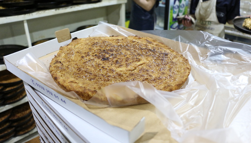 Konyada koronavirüs nedeniyle evden çıkamayan vatandaşlara tahinli pide servisi