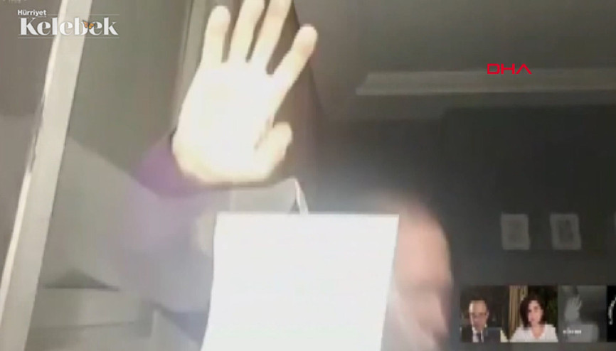 Sümer Ezgü, canlı yayında tabureden düştü