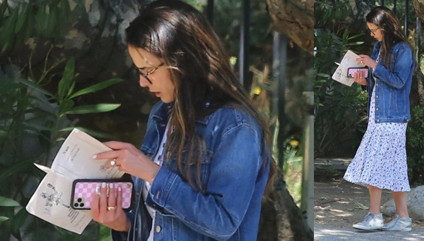 Yürürken kitap okudu