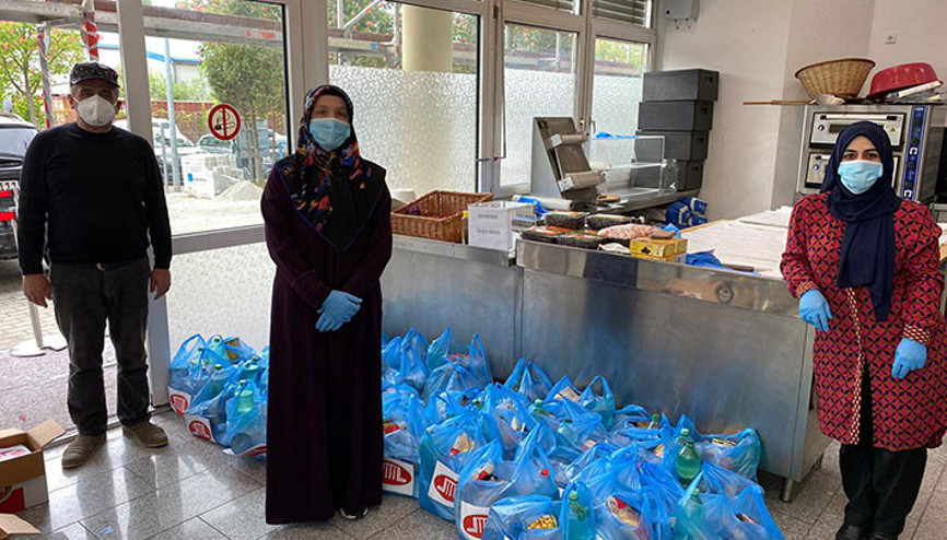 DİTİB iftar paketi dağıttı