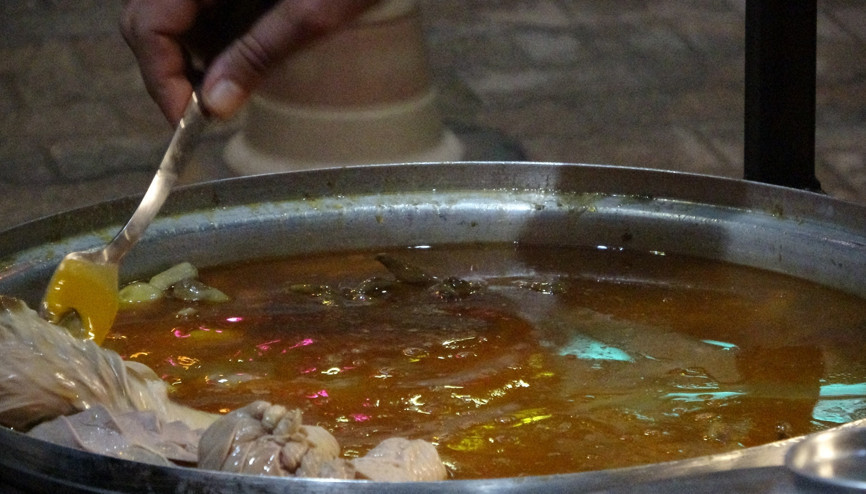 Adanada gelenek yine bozulmadı Bagaj kapağında şırdan keyfi