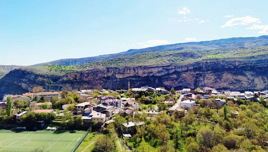 Doğal yaşamı ile dikkat çeken ilçe baharla renklendi