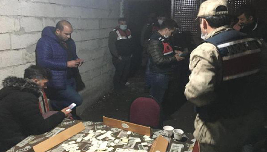 Garajda çay ocağı kurup, okey oynattılar