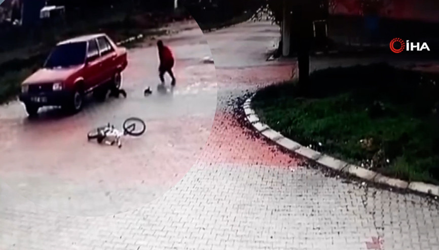 Bisiklet üzerindeki iki genç, otomobilin altında girdi