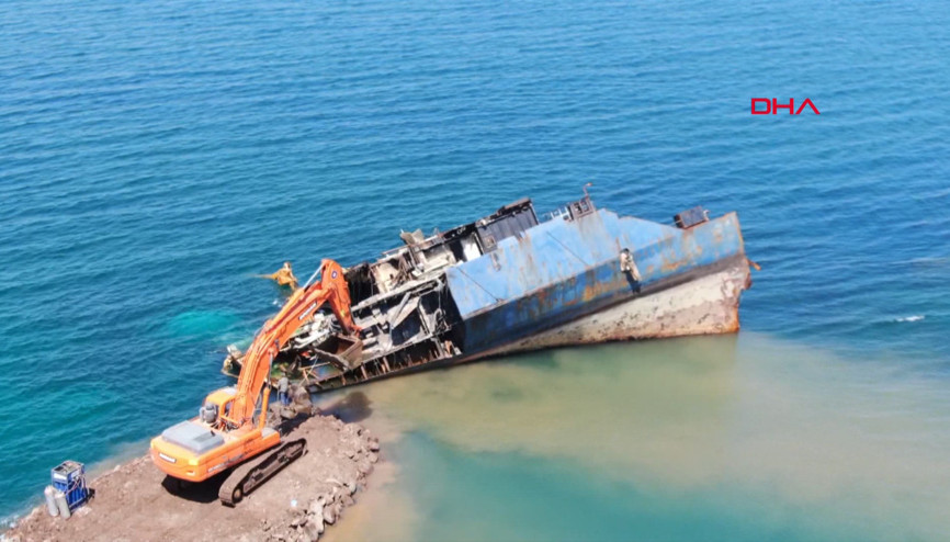 Şilede karaya oturan gemi 17 ay sonra parçalanarak karaya çıkarılıyor