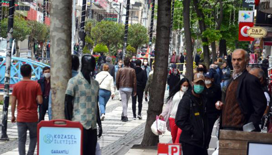Avcılar’daki Marmara Caddesi yine kalabalık