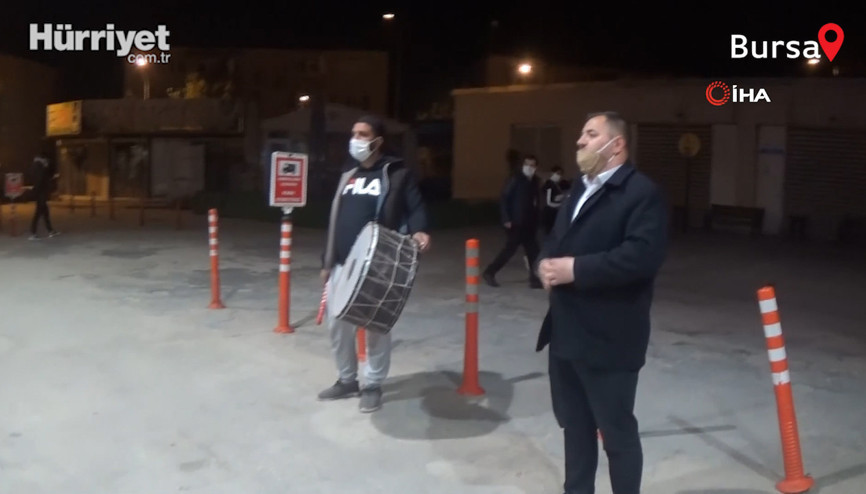 Koronalı maniler okuyan muhtara sağlık çalışanlarından alkış